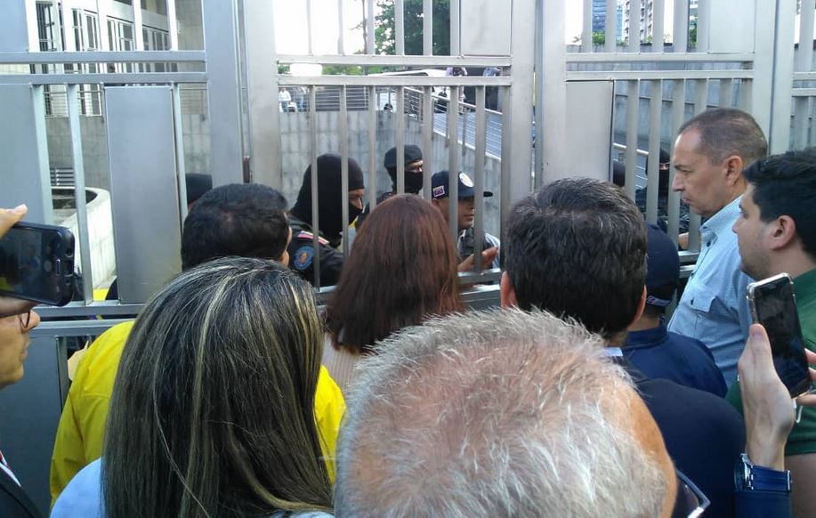 Efectivos enmascarados del Sebin le niegan entrada a la sede de Plaza Venezuela a diputados y amigos de Albán (Fotos)