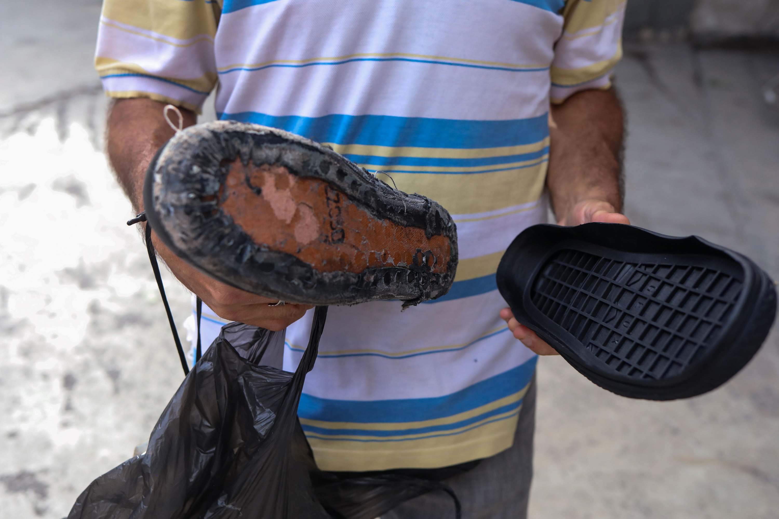 Zapatos rotos y desgastados, una cruda expresión de la crisis en Venezuela (Fotos)