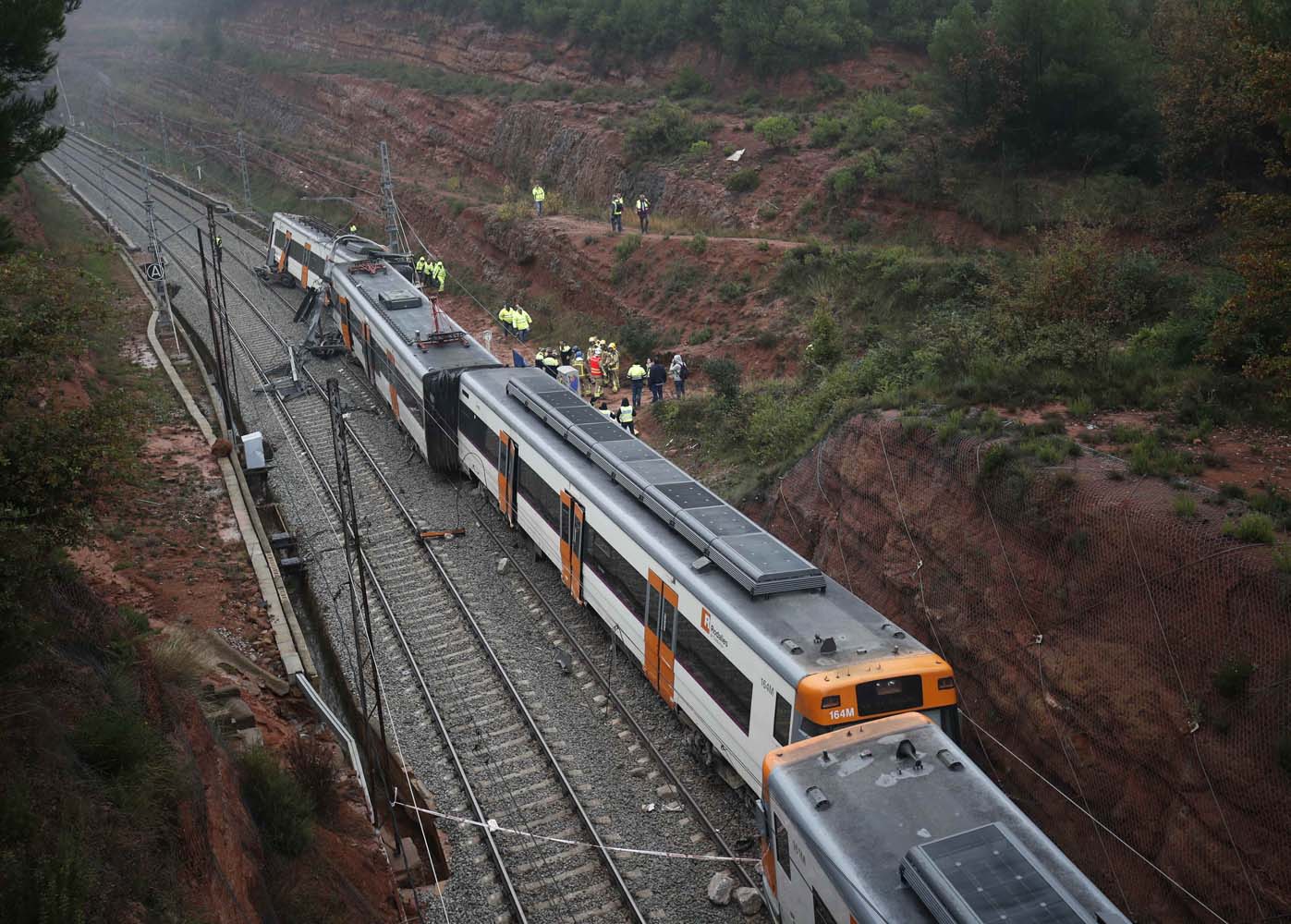 Servicios de emergencia rescatan víctimas del tren descarrilado en España (Fotos)
