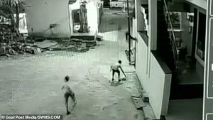 ¡Asombroso! Niño sobrevive de milagro tras caer de un tejado de 12 metros de altura en la India (Video)