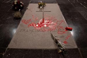 El Gobierno intenta evitar por ley inhumación de Franco en catedral de Madrid