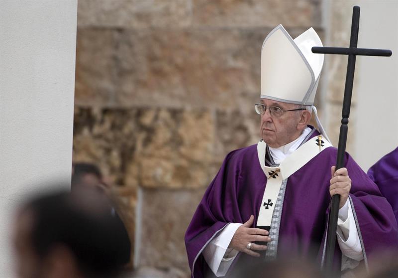 El Papa rezó por los niños no nacidos en misa por el Día de los Difuntos