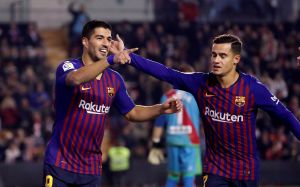 Dembelé y Luis Suárez salvan al Barcelona de ser partido por un Rayo