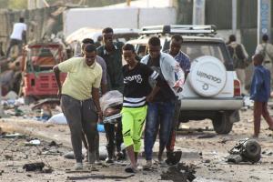 Aumentan a 58 los muertos en el triple atentado con coche bomba en Somalia