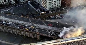 Un muerto y cinco heridos por un accidente e incendio sobre el puente de Brooklyn (imágenes)