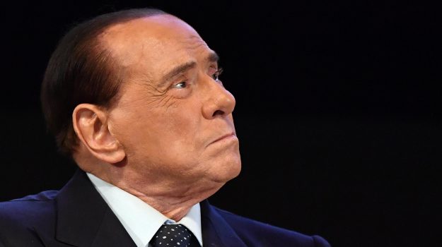 Silvio Berlusconi, ingresado en un hospital de Milán tras dar positivo por coronavirus