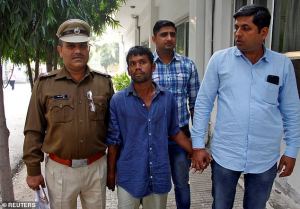 ¡Monstruo! Arrestan en la India a un hombre que le gustaba romper las piernas de las niñas antes de violarlas y asesinarlas