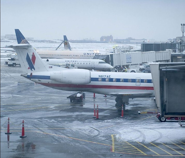 Cancelan cientos de vuelos en EEUU por tormenta de nieve