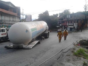 Tanque de gandola con gas doméstico se desprendió del remolque en Guatire #12Nov (fotos y video)