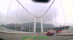 ¡Impresionante! Un autobus cayó desde un puente en China tras pelea entre conductor y pasajera (video)