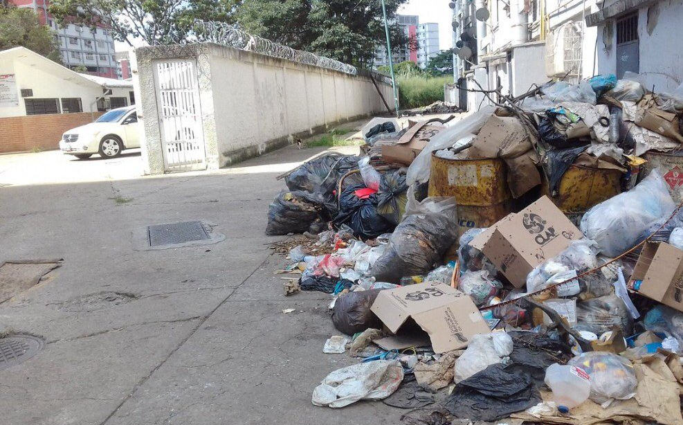 La basura satura el ambulatorio de la Urbanización Simón Rodríguez #2Nov (Fotos)