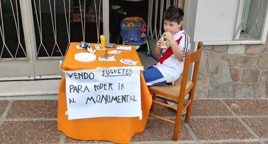 ¡Qué conmovedor! Niño vendió sus juguetes para ir al Boca-River y cumplió su sueño (Video)