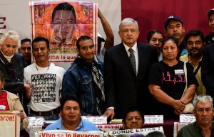 López Obrador arranca su gobierno con una comisión investigadora de los 43 desaparecidos de Ayotzinapa