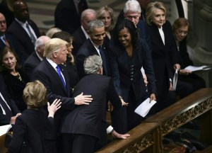 La historia detrás del caramelo que Bush le dio a Michelle Obama en el funeral de su padre