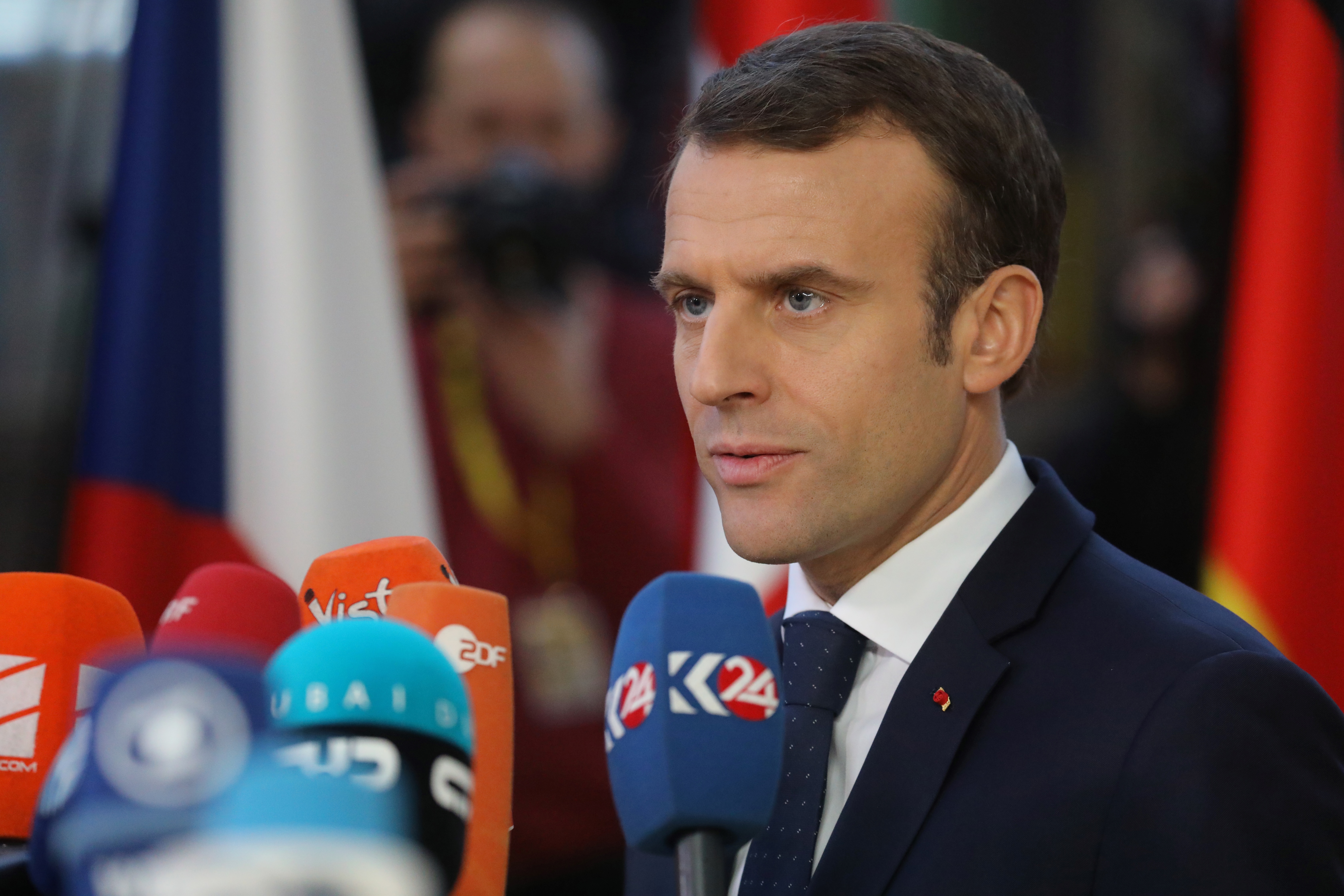 Macron defiende sus propuestas como legítimas ante cólera de chalecos amarillos