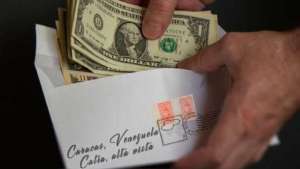 Cada vez más venezolanos sobreviven del dinero enviado por sus familiares en el extranjero