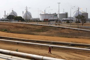 Bloomberg: Régimen de Maduro está destrozando oleoductos para venderlos como chatarra
