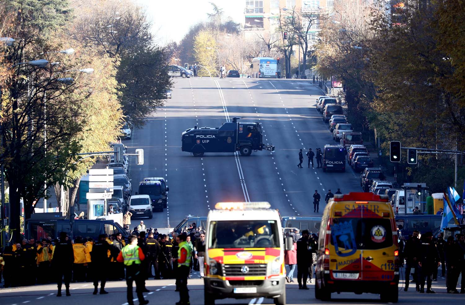 Madrid saca las tanquetas a las calles para frenar a las barras bravas argentinas (Fotos)