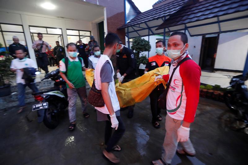 Continúan labores de rescate tras el tsunami en Indonesia (Fotos)