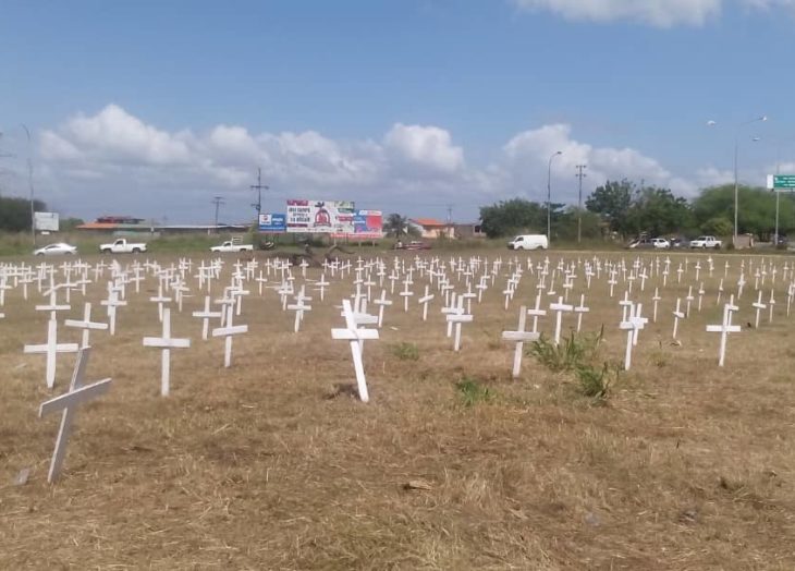Clavaron 600 cruces en la Redoma El Dorado en Ciudad Guayana (fotos)