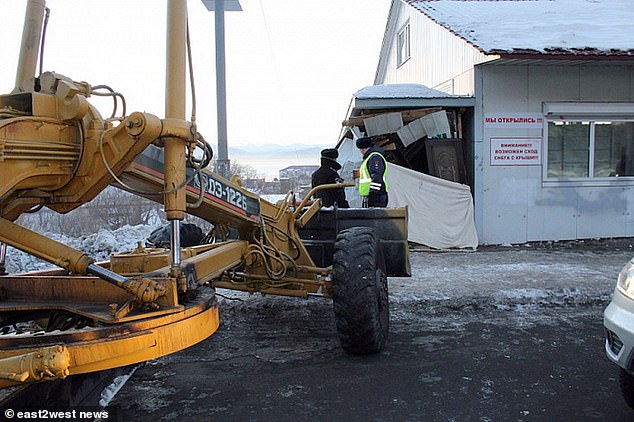 Mujer muere tras ser cortada a la mitad por una máquina de nieve en Rusia (Imágenes fuertes)