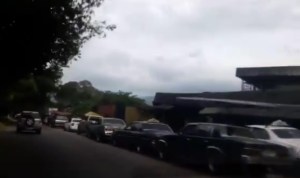 En Video: La misma avenida de San Cristóbal alberga largas colas por gasolina y baterías