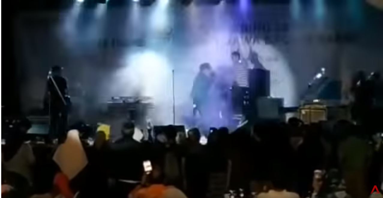 El impactante video del momento en que el tsunami de Indonesia arrasa en un concierto