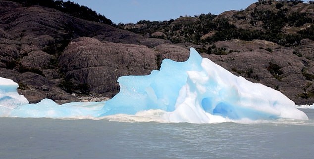 ¡Está vivo! Este iceberg anda solito por aguas argentinas, gira y cambia de color (VIDEO + WTF)