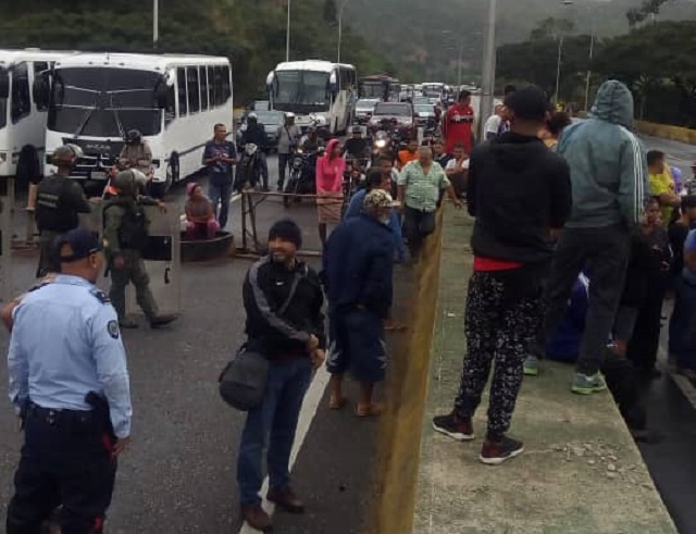 Vecinos de la Petare-Guarenas pasan el Día de los Inocentes exigiendo al Gobierno bolivariano su pernil #28Dic