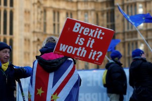 Ministros conservadores de Gran Bretaña piden resolver el brexit para recuperar votos