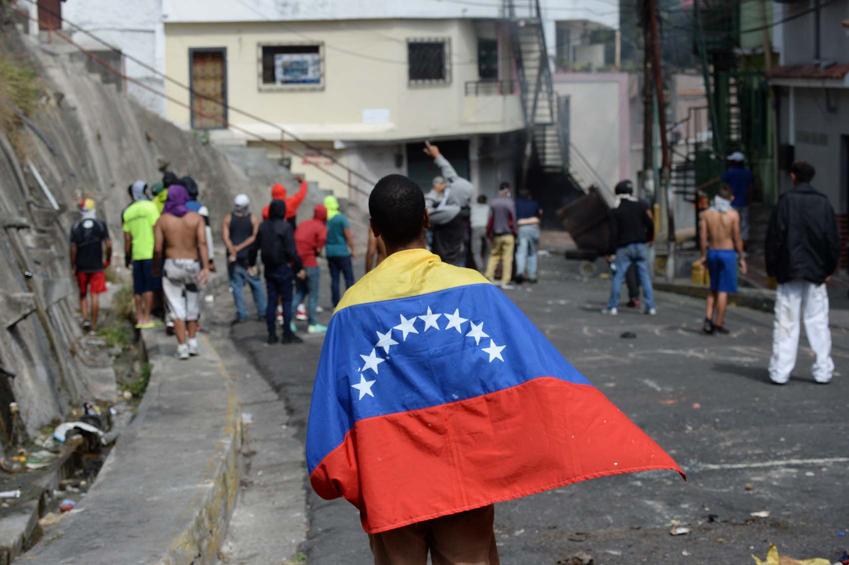 A 20 años de saqueo chavista, los jóvenes venezolanos sufren por la violencia y la hiperinflación
