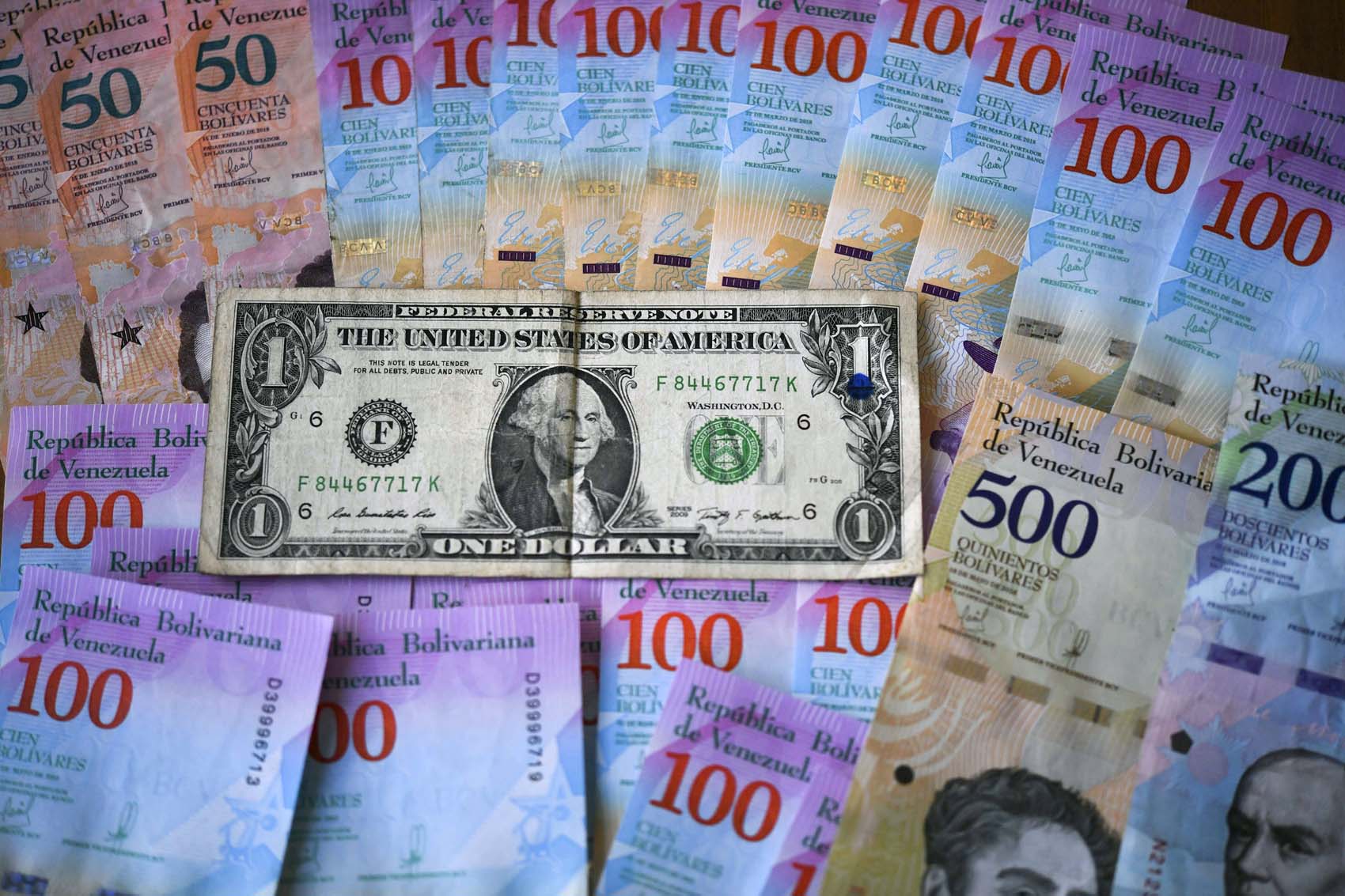 El dólar se dispara y acelera el aumento de los precios en Venezuela