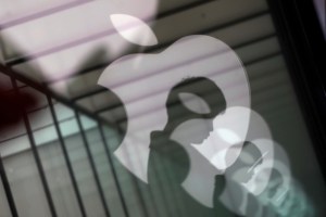 Acciones de Apple caen tras publicación de inusual advertencia sobre ingresos
