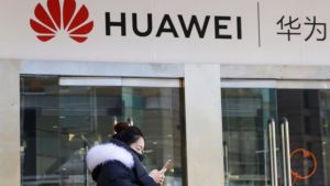Huawei sanciona a dos empleados por enviar un tuit corporativo desde un iPhone