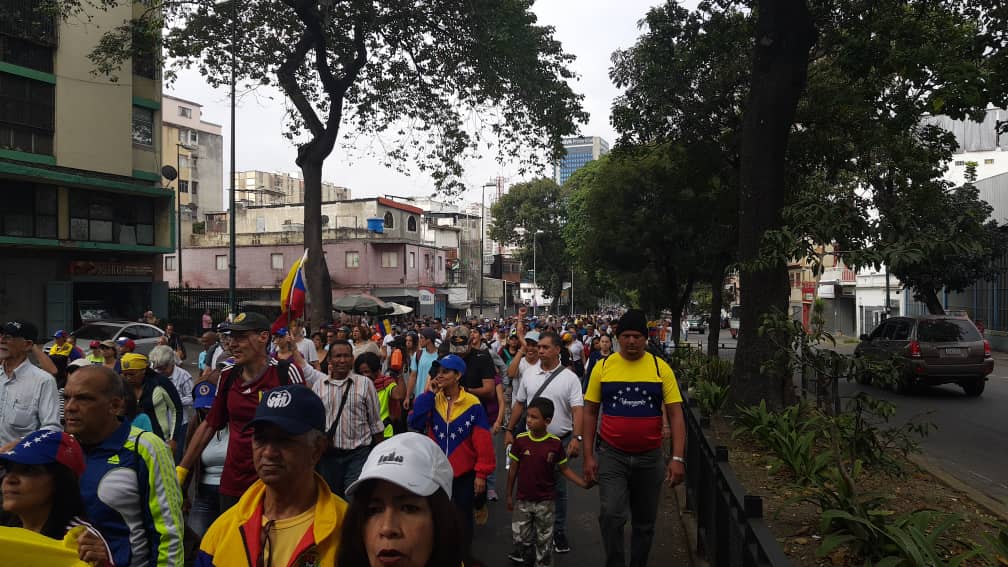 10:30 am Marea opositora se moviliza por la avenida Andrés Bello #23Ene (Fotos y Video)
