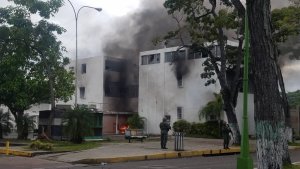 Grupos armados incendian sede de AD en Maturín mientras piquetes de la GNB impiden acceso a bomberos