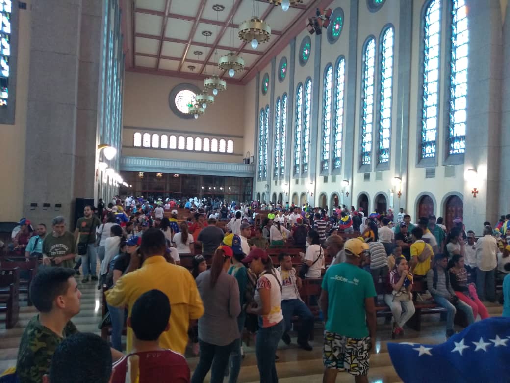 Liberan a 942 personas secuestradas en la Catedral de Maturín por la GNB tras tres horas de suspenso (Fotos)