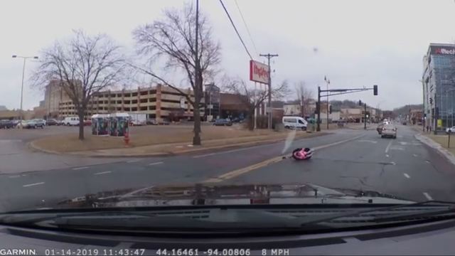 Una bebé cae con su sillita de un carro en marcha en plena calle (video)