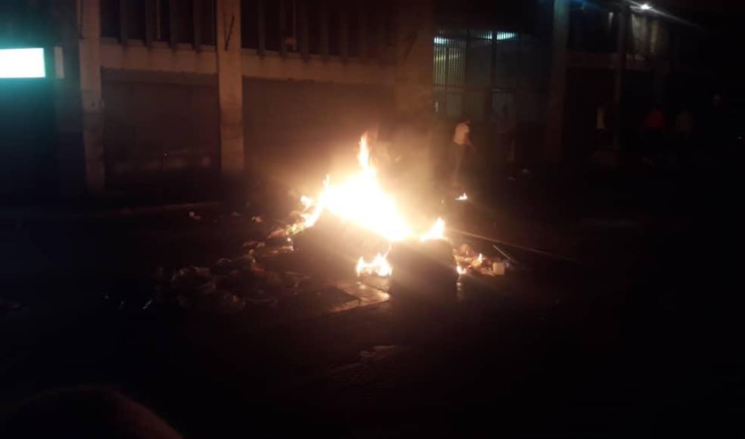 En Imágenes: GNB se escuda en la noche para arremeter contra la valiente comunidad de Cotiza #21Ene