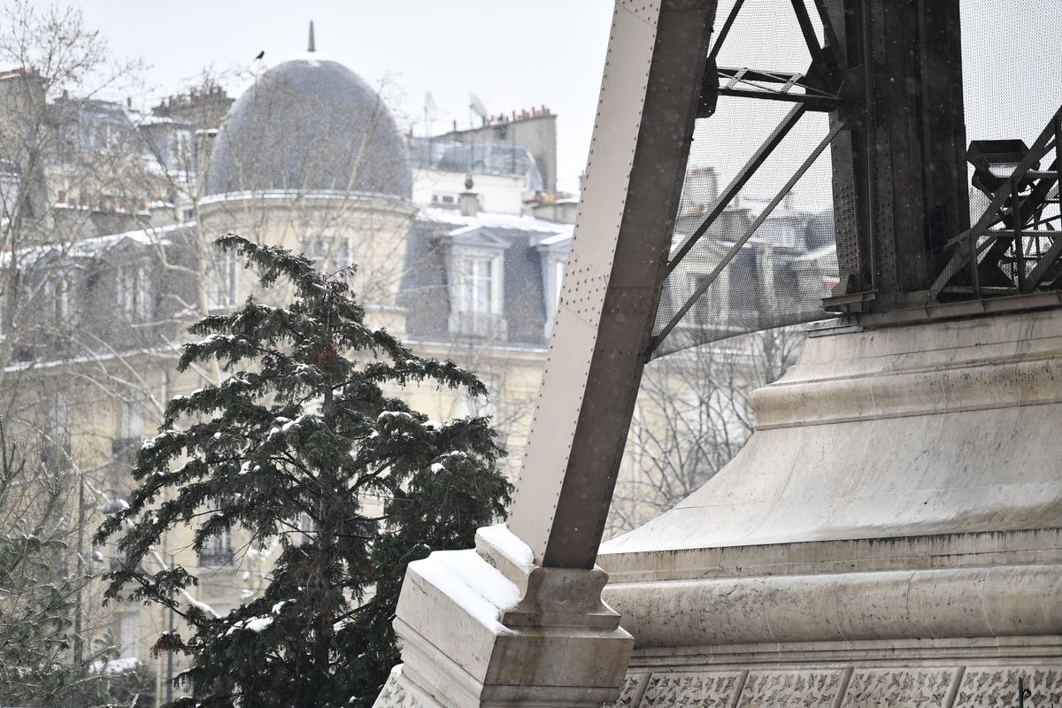 La Torre Eiffel cerrada por temporal de nieve en París (fotos)