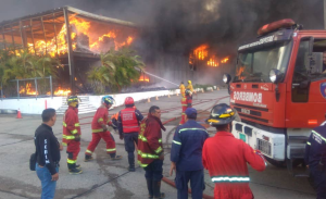 Gran incendio de galpones del Ivss en la carretera Guarenas-Guatire #10Ene (Fotos y Videos)