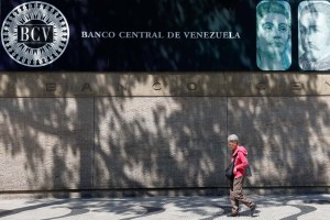 Bloomberg: Maduro sacará nuevos billetes de 100 mil bolívares equivalentes a 0,23 dólares