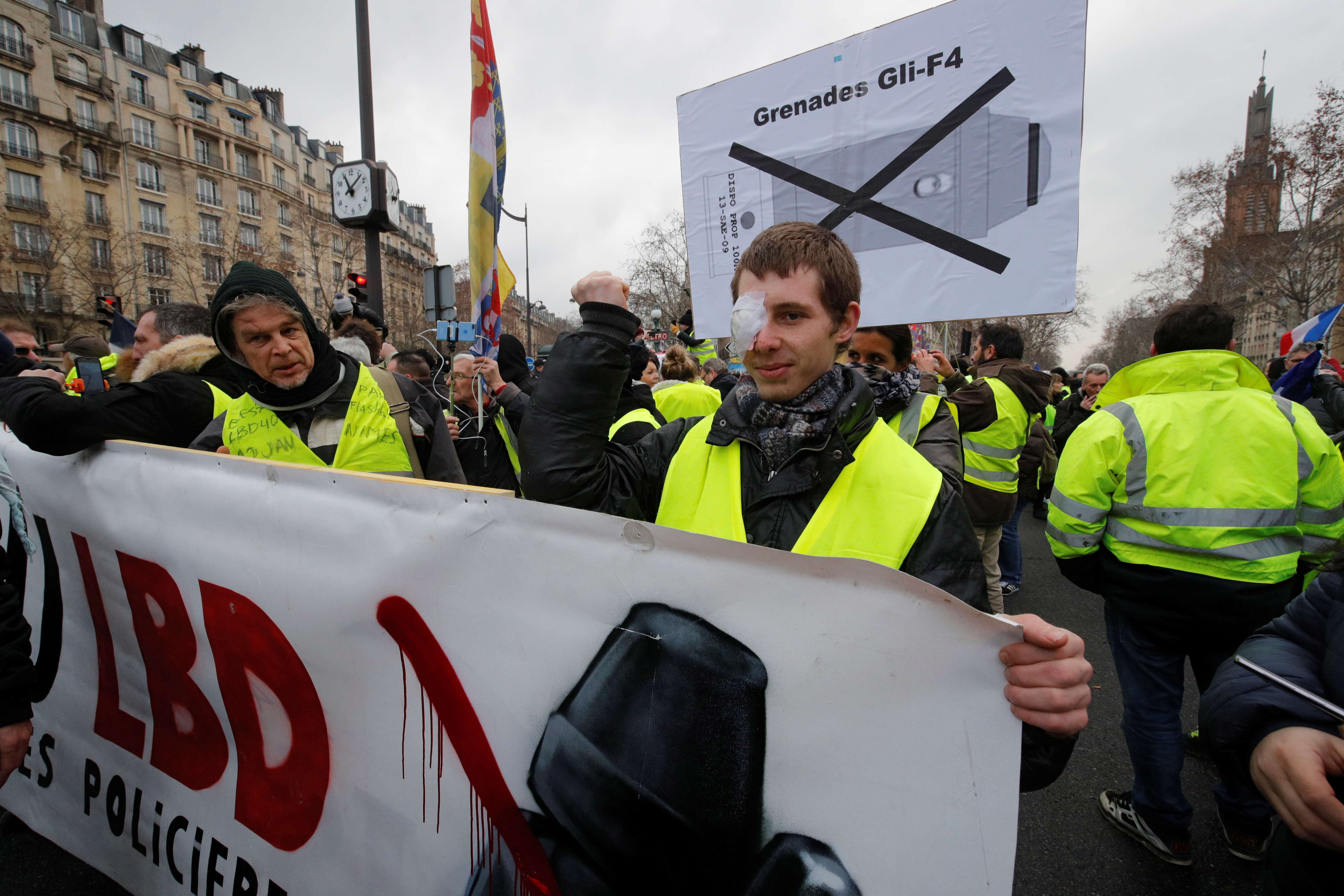 Chalecos amarillos marchan en Francia para denunciar violencia policial