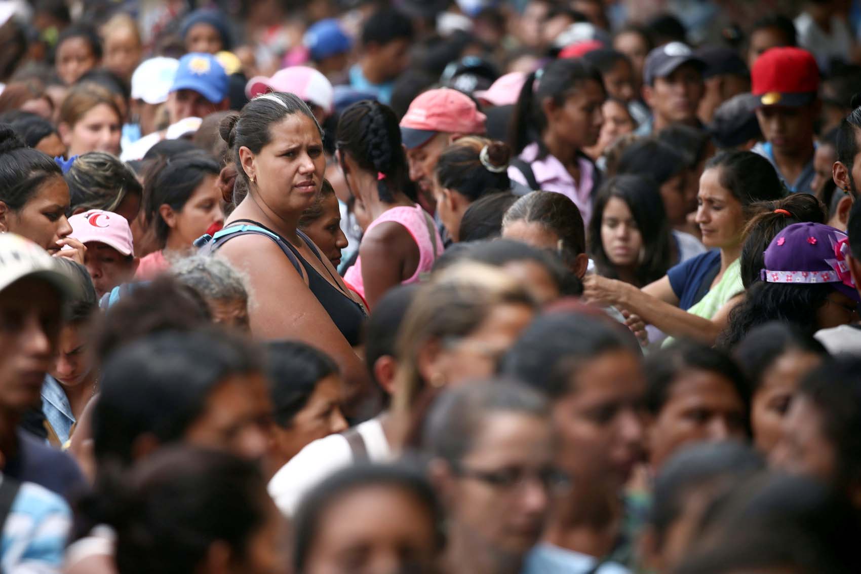 Algunos migrantes venezolanos deben improvisar en Cúcuta y dormir a la intemperie