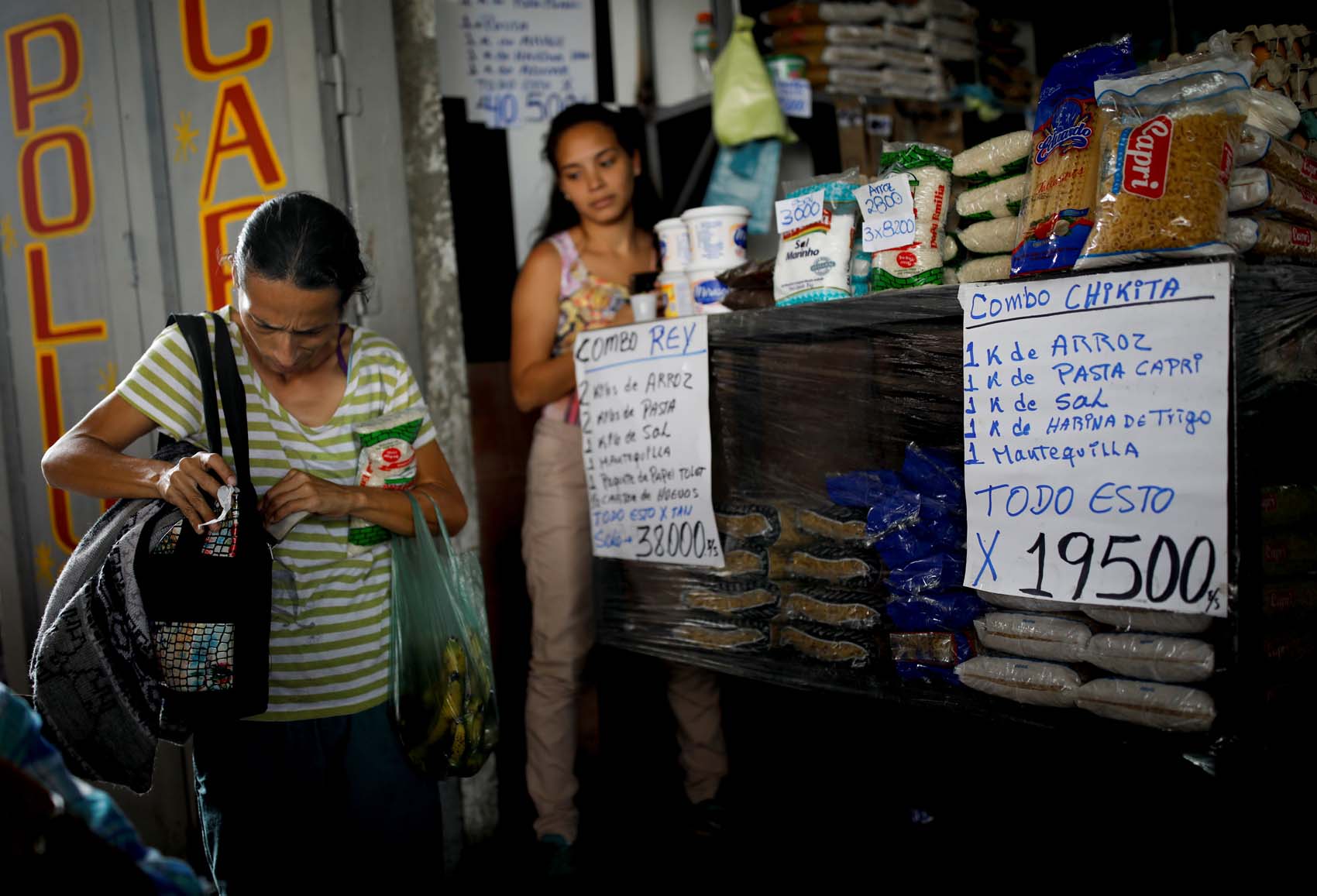 La escasez de efectivo arrincona a comerciantes y transportistas venezolanos