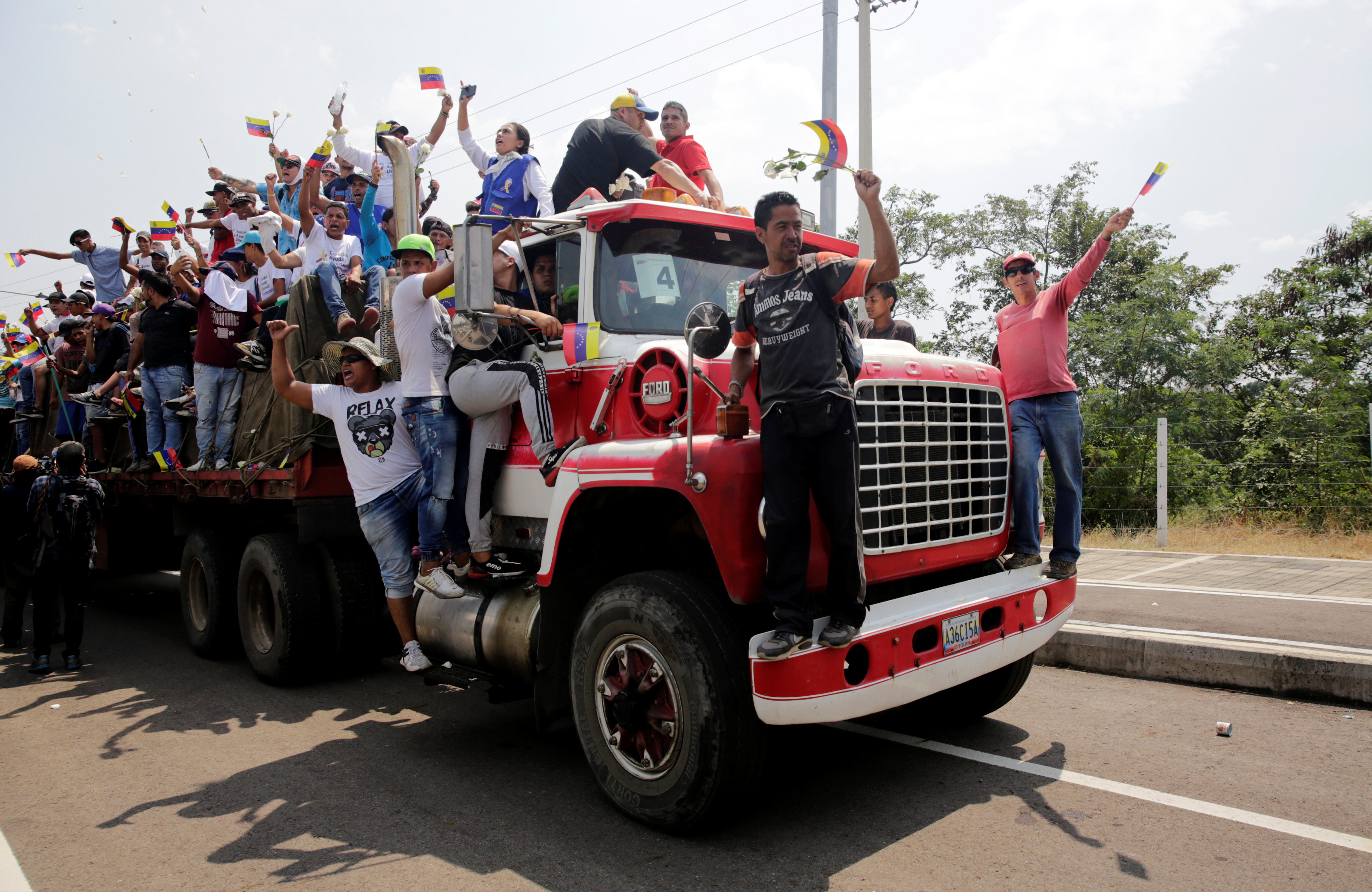 FOTOS: Avanzan los camiones que trasladan la ayuda humanitaria a Venezuela #23Feb