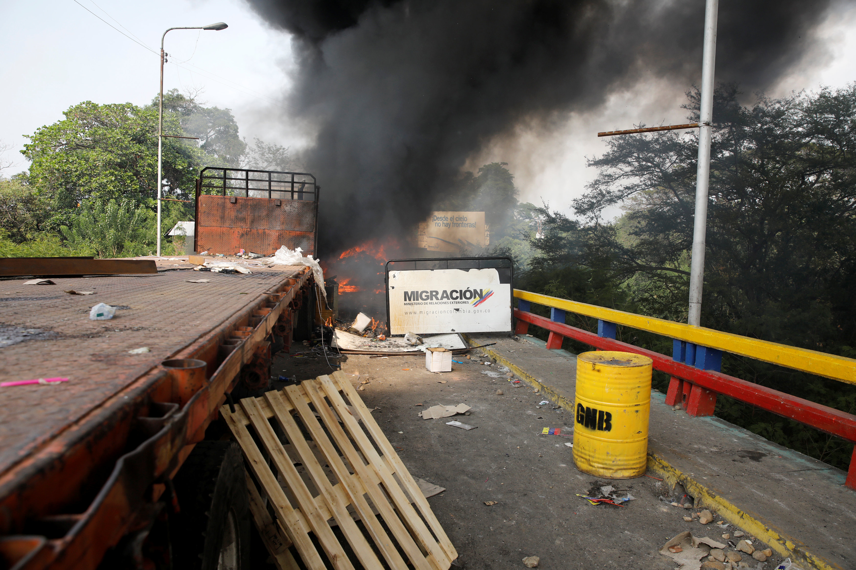 Colombia cierra dos días pasos fronterizos con Venezuela para evaluar daños