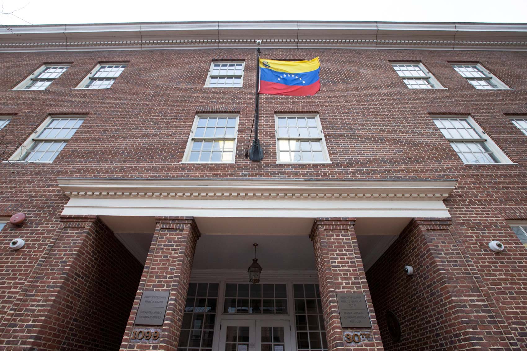 El presidente interino asumirá el control de las embajadas y consulados venezolanos en EEUU