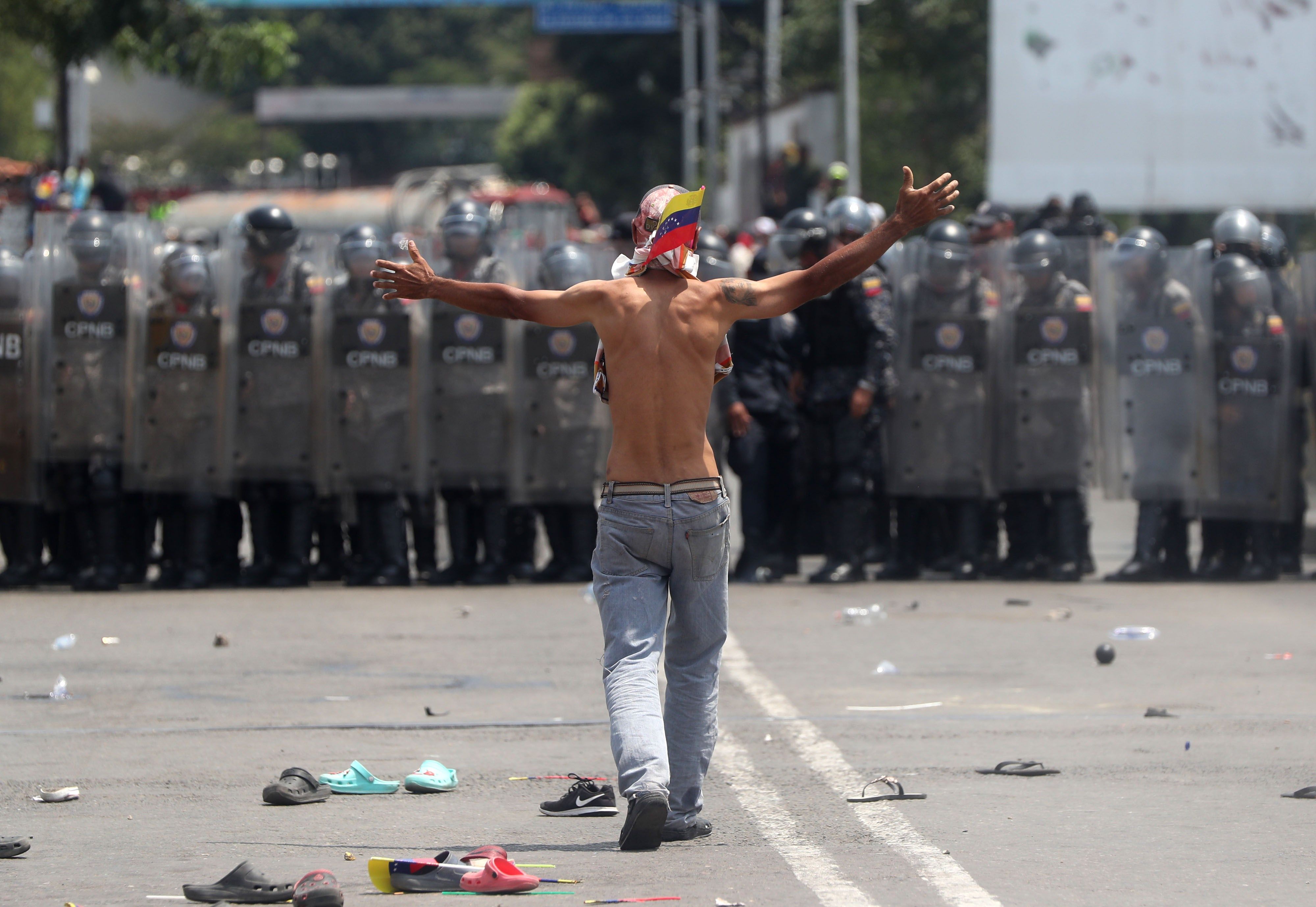 La Resistencia en los alrededores del puente Simón Bolívar espera el apoyo de Guaidó (fotos)