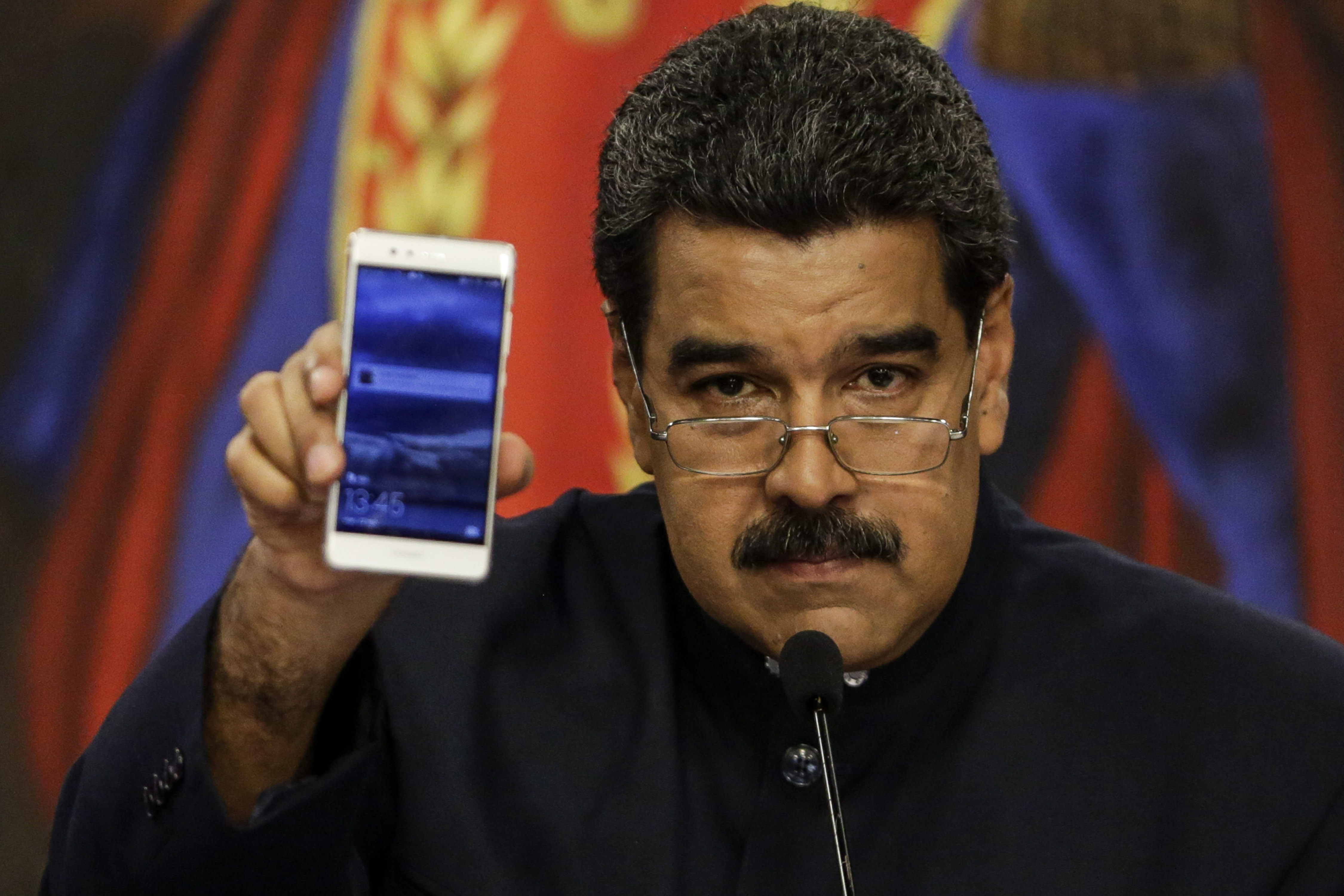 Con el temor de salir en público, Maduro se dirigió a sus seguidores… por teléfono (VIDEO)